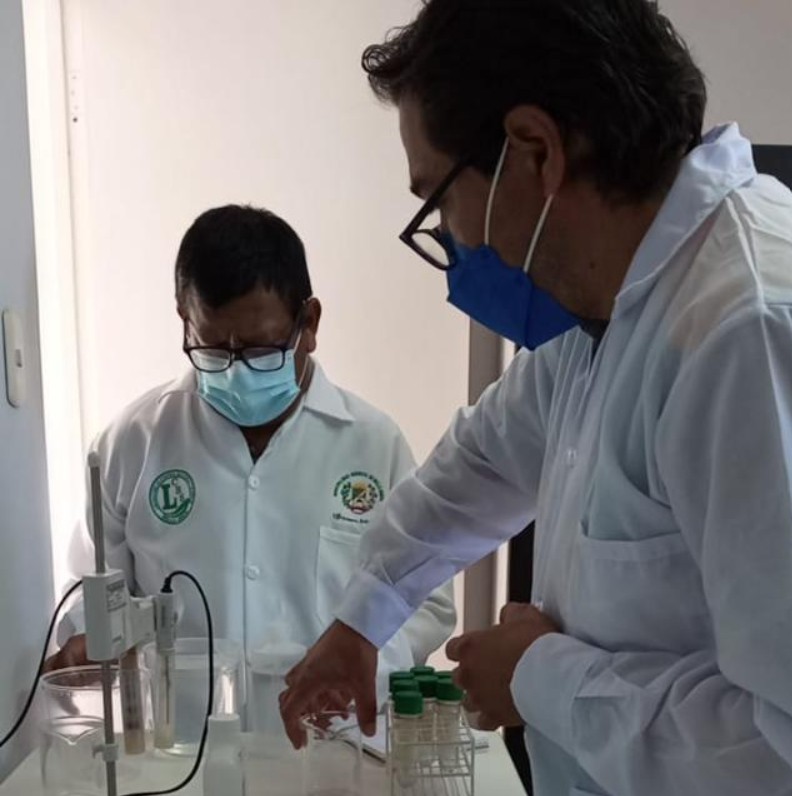 Ing. Ivan Marcelo Bravo de Rueda Bellatin en laboratorio